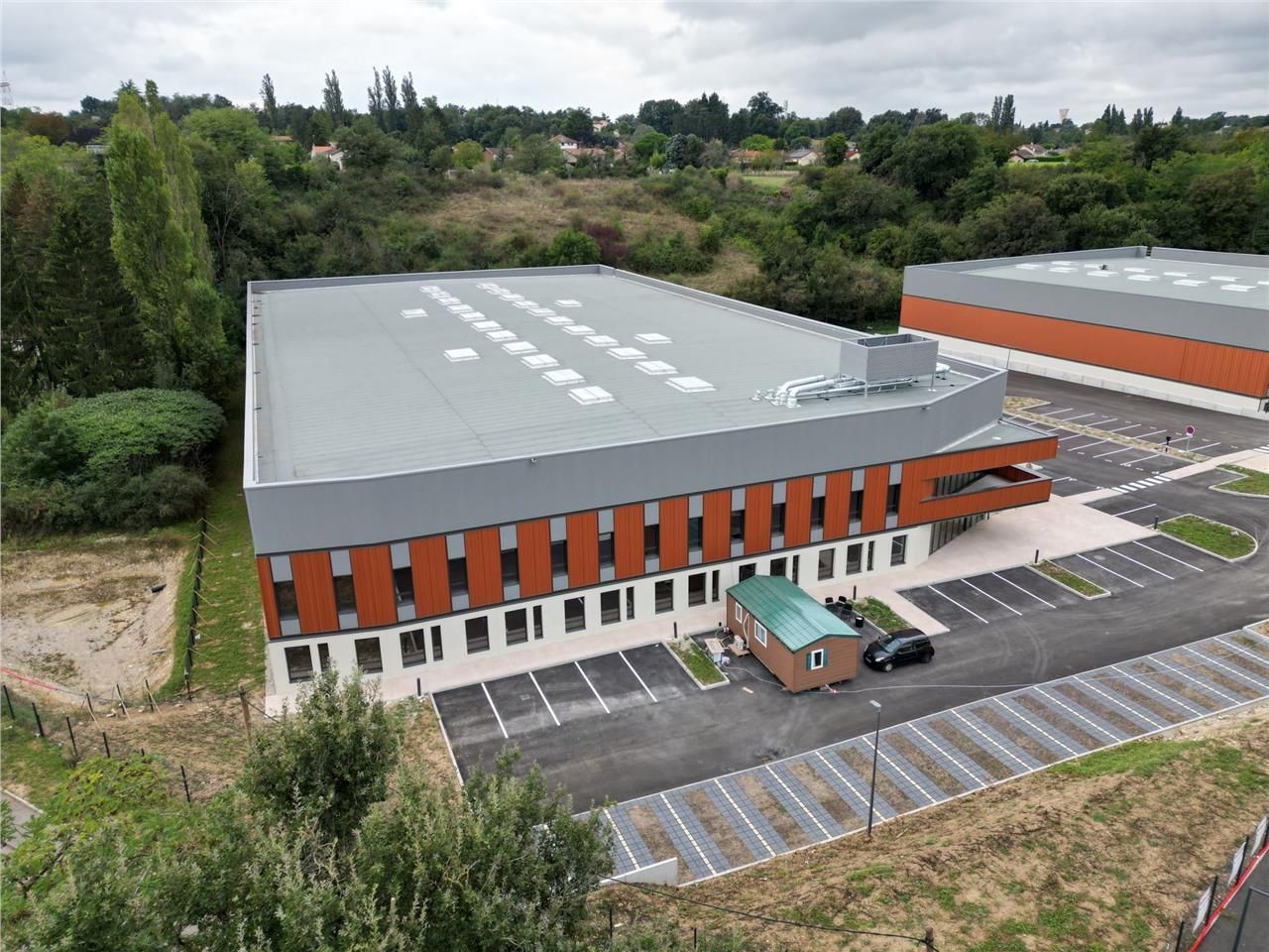 Idéalement situé dans la zone de SAINT-LAURENT DE