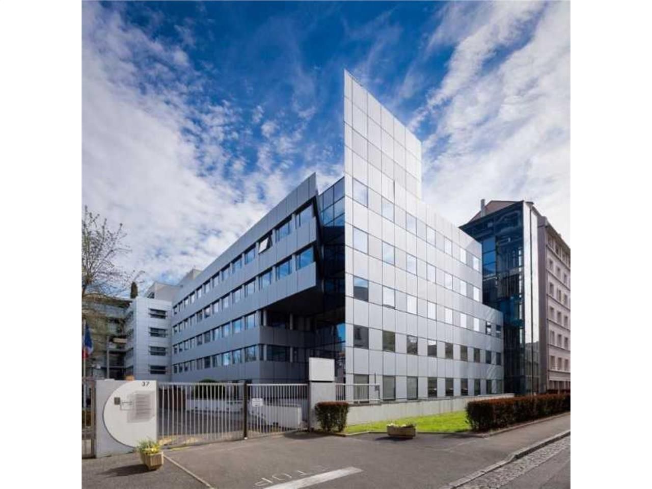 CBRE vous propose dans un immeuble rénové récemme