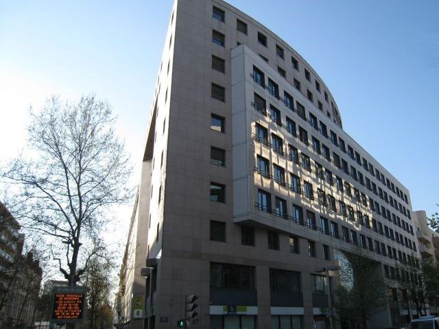 Belle surface à louer, dans un immeuble tertiaire