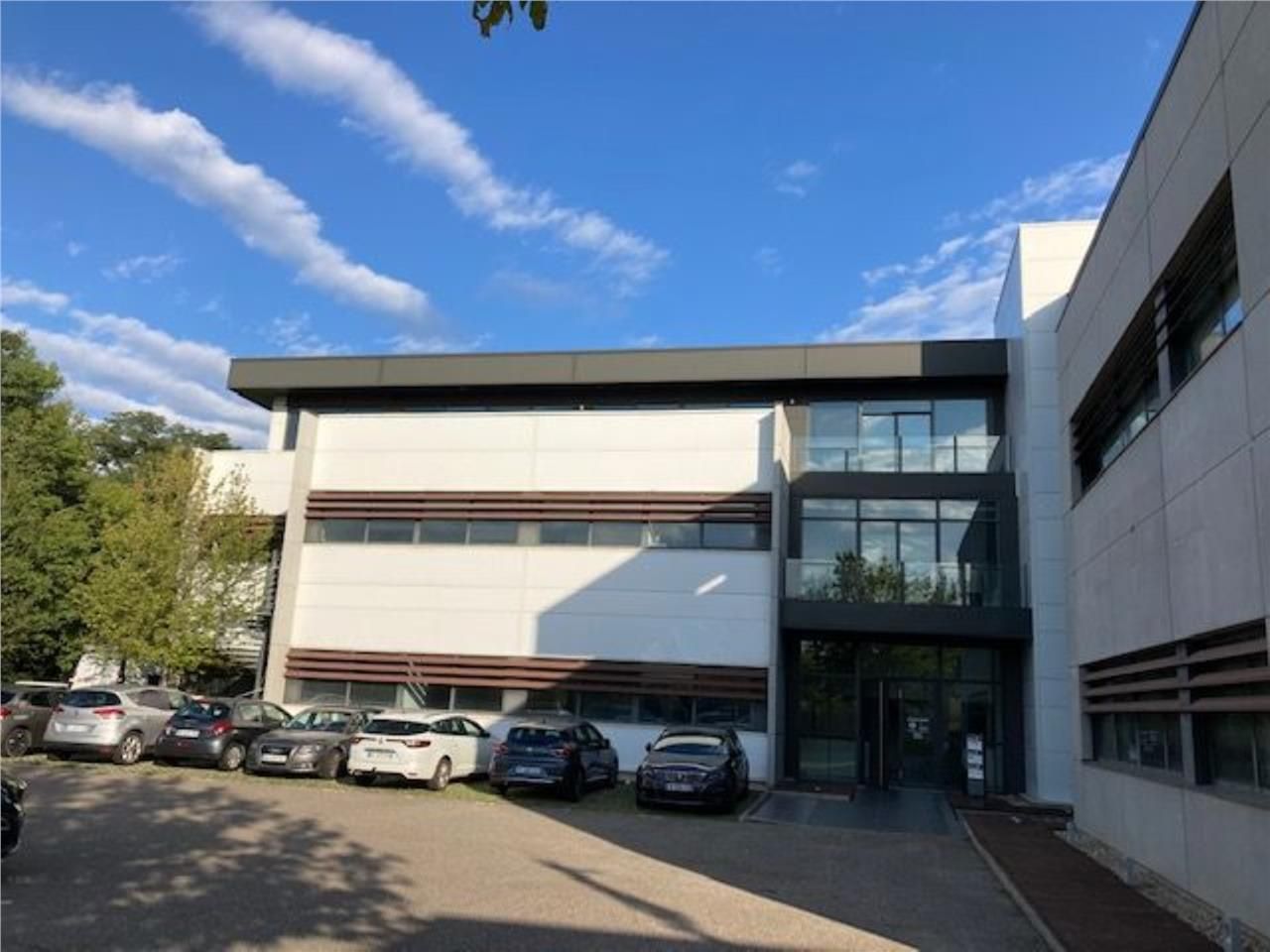 Immeuble de bon standing, offrant des bureaux clo