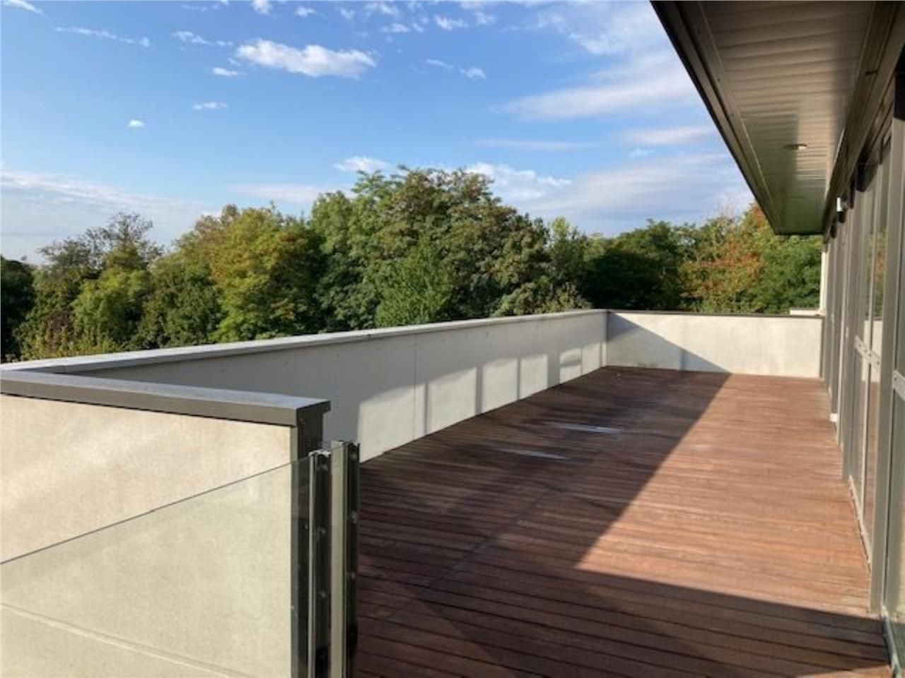 Immeuble de bon standing, offrant des bureaux clo