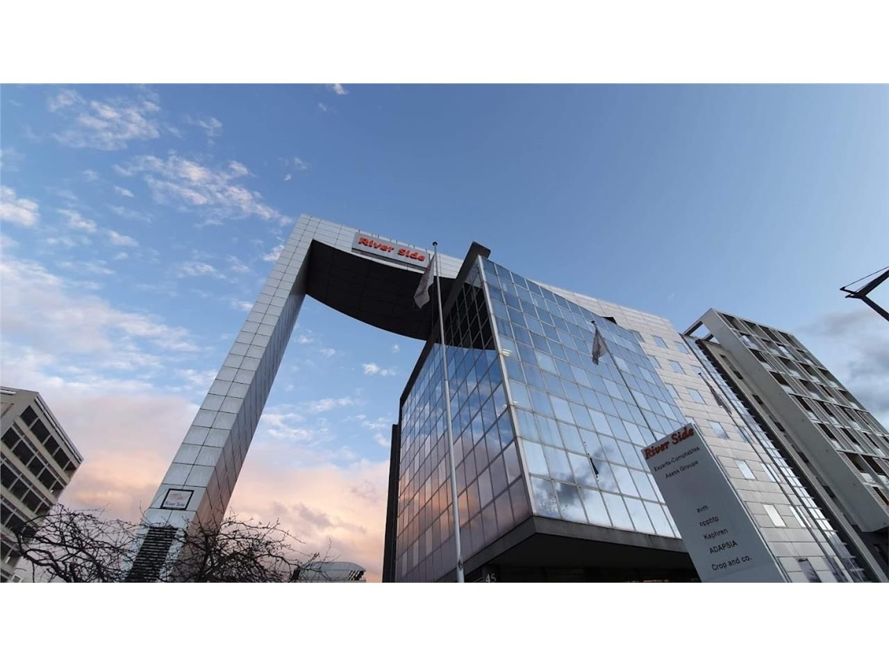 Au sein de l'immeuble de bureaux le River Side à 