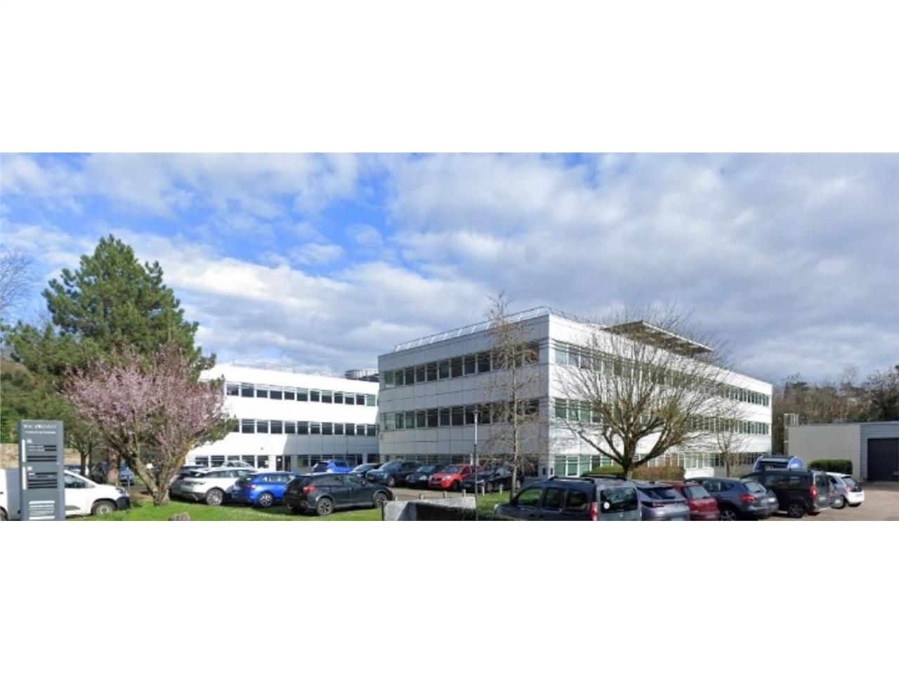 Bel immeuble tertiaire situé dans un espace verdo