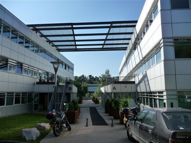 Bel immeuble tertiaire situé dans un espace verdo