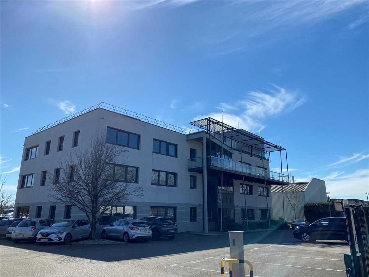 A vendre un bel  immeuble indépendant de bureaux 