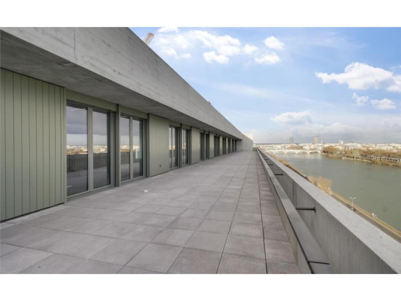 Bureaux dans un futur immeuble tertiaire qui béné