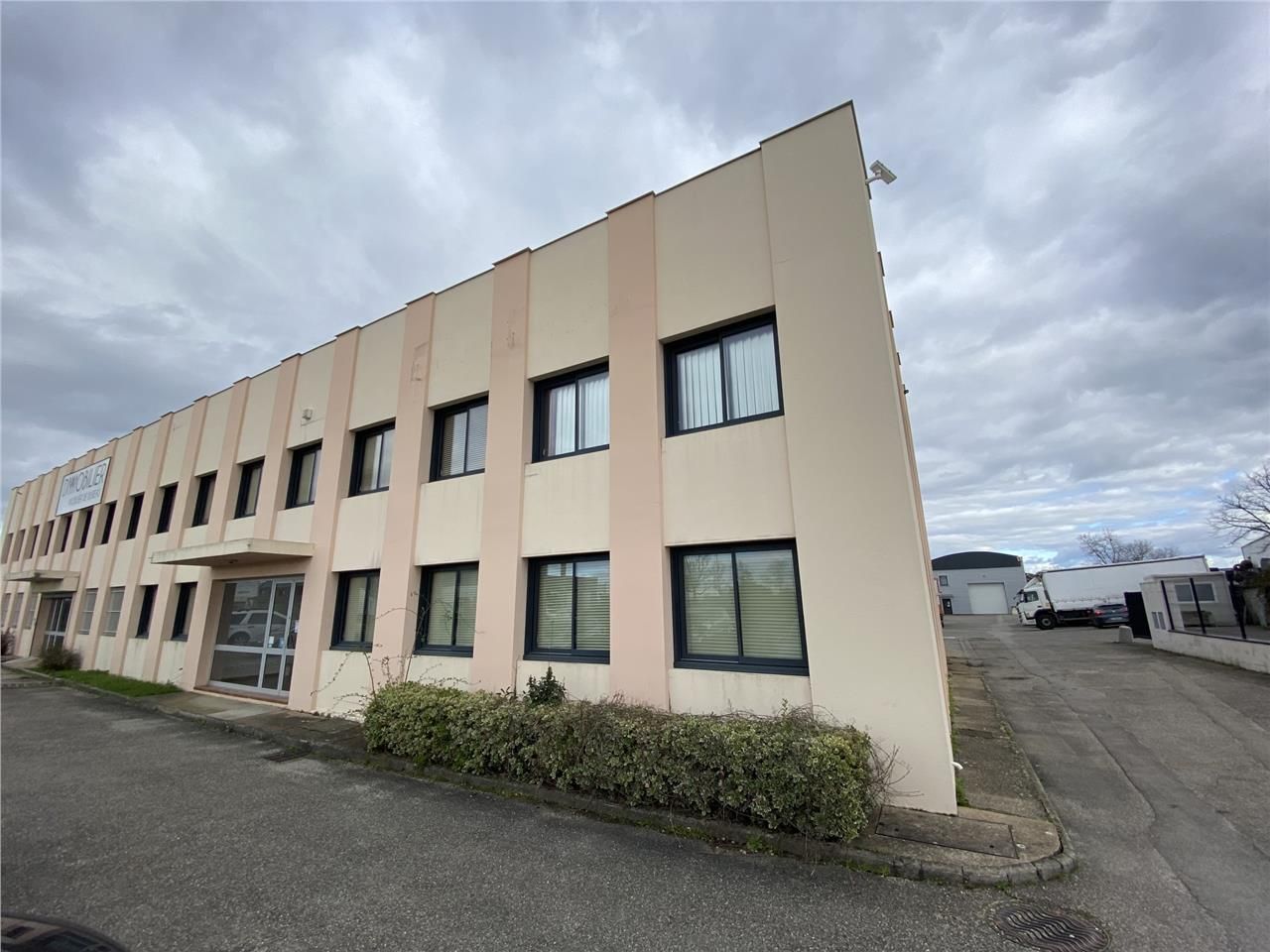 En ZI MI PLAINE, avec accès immédiat à la Rocade 