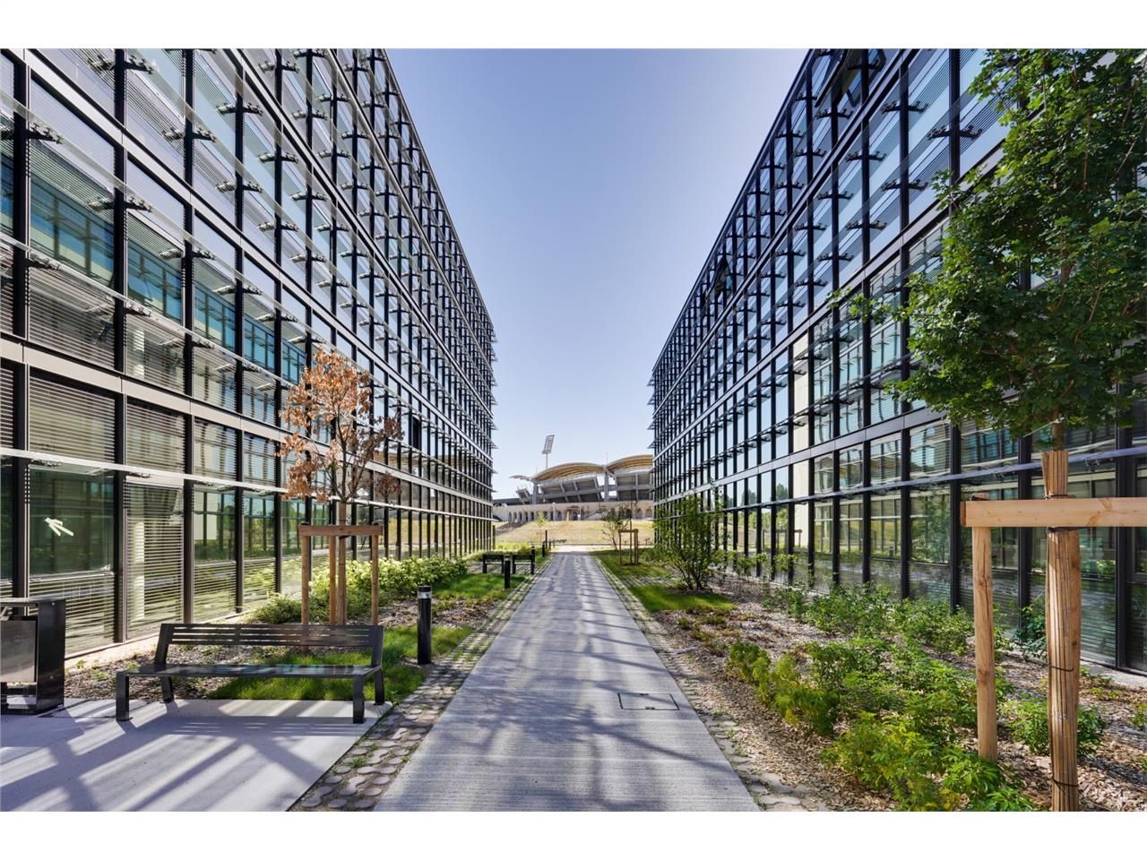 Au pied du métro Stade de Gerland reliant la Part