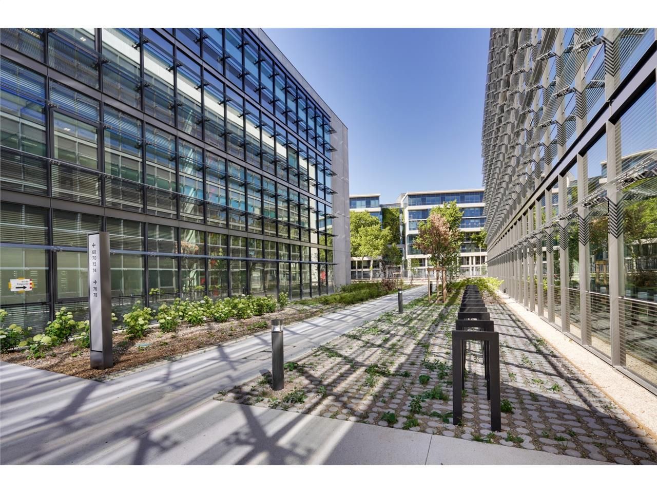 Au pied du métro Stade de Gerland reliant la Part