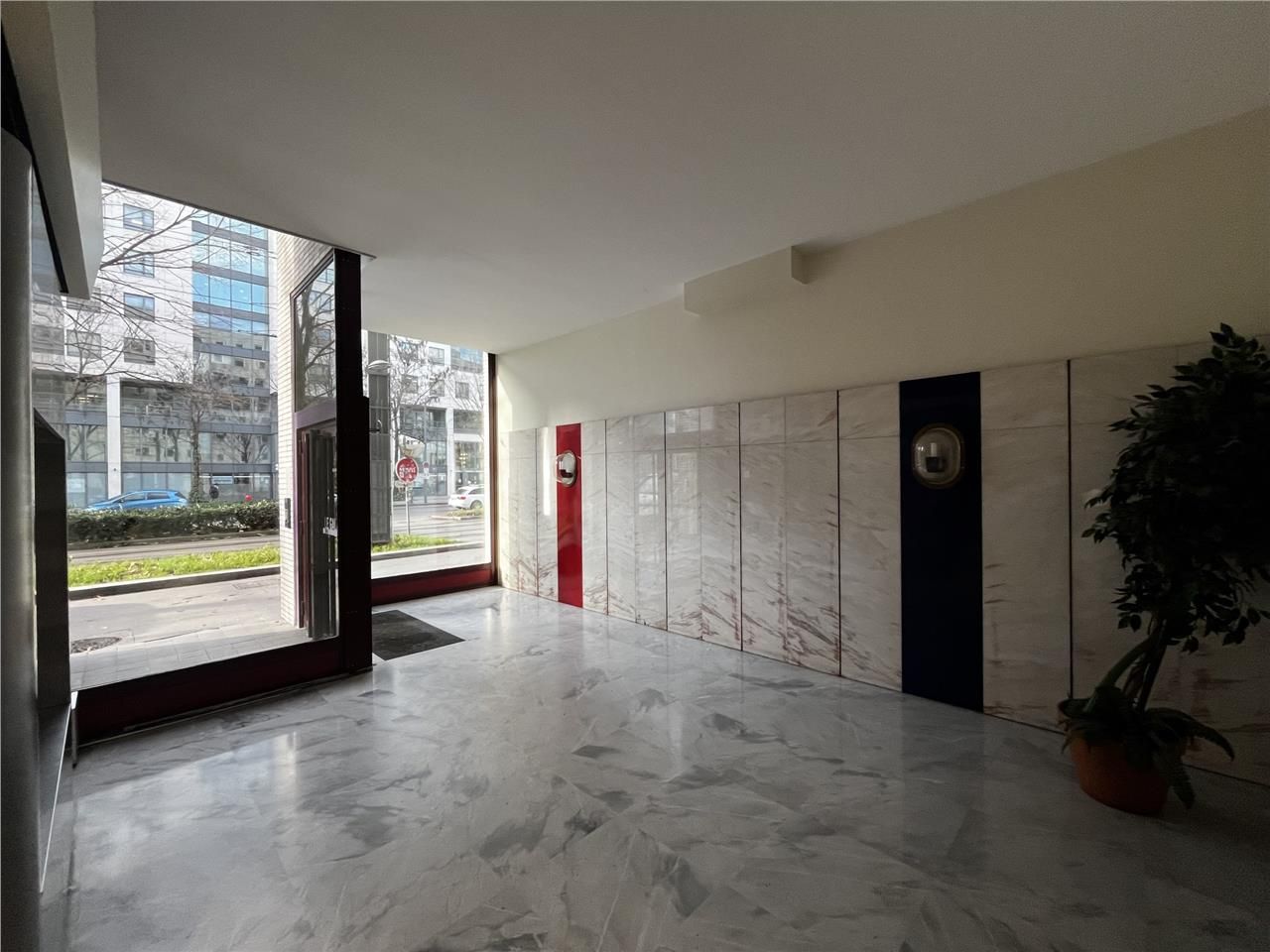 Dans un immeuble de seconde main à proximité de l