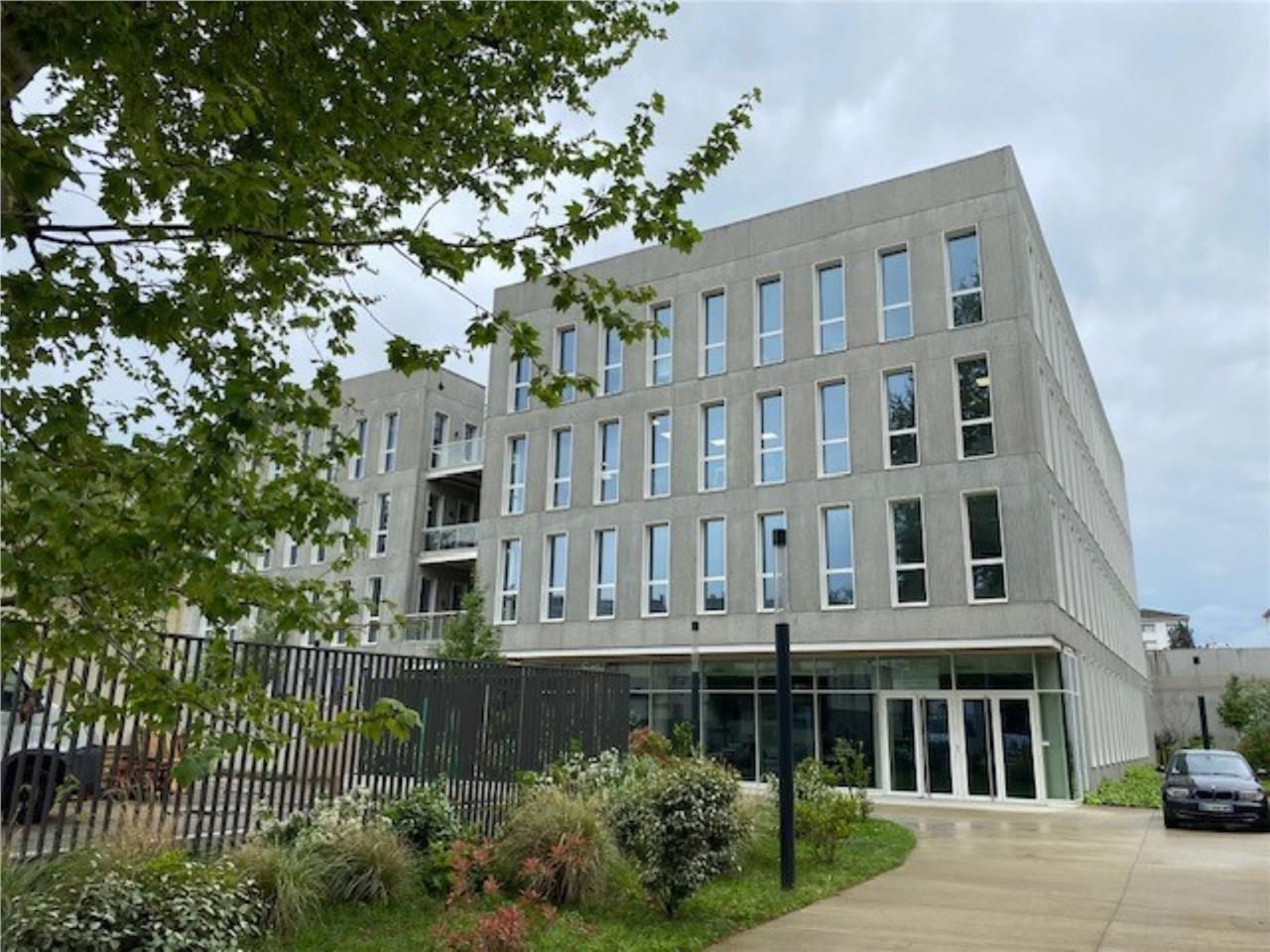 Immeuble tertiaire neuf situé à 15 min à pied du 