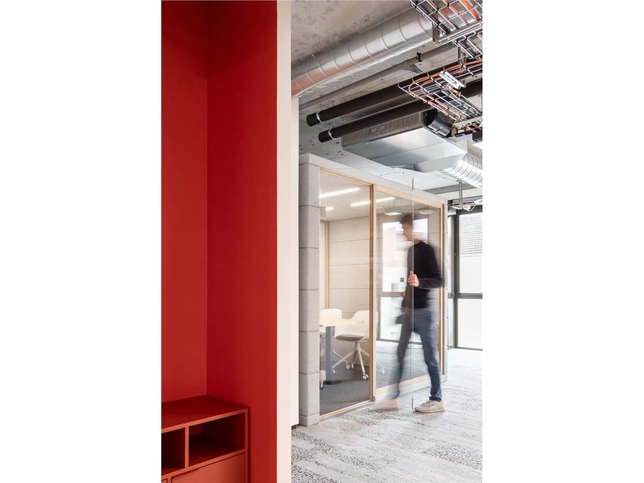 A proximité immédiate du métro Jean Jaurès, plate