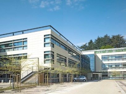 Au sein d'un parc arboré en plein coeur d'Ecully,