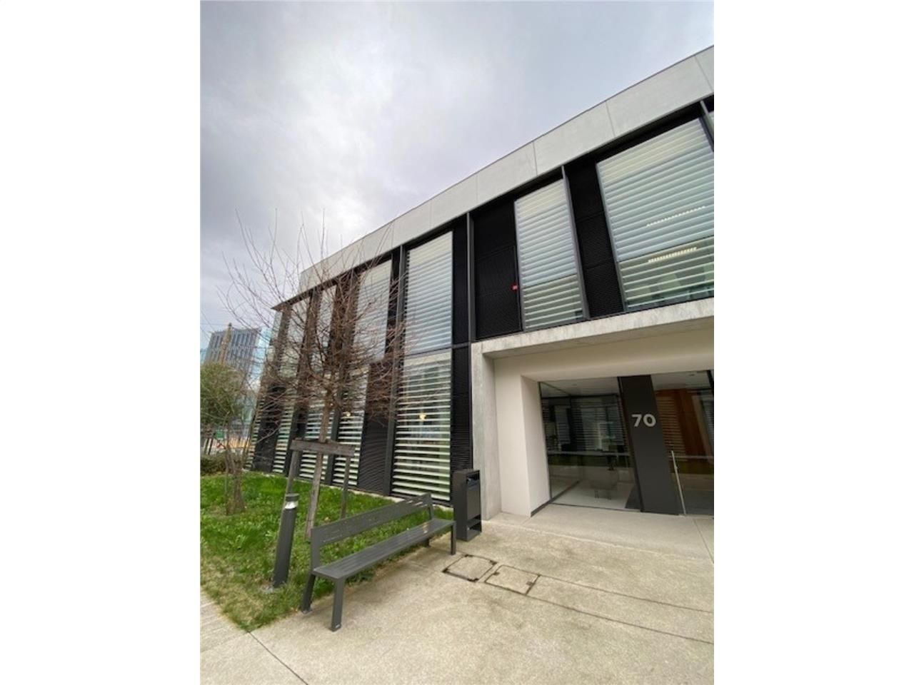 Au pied du métro Stade de Gerland reliant la Part