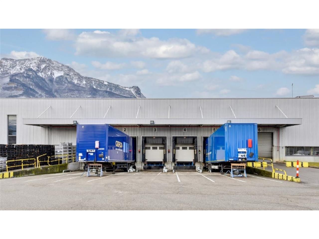 L'actif se situe en bordure de l'autoroute A480, 