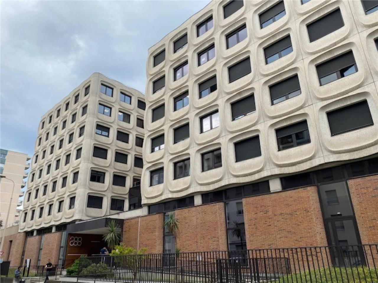 Immeuble à l'architecture des années 70 a fait l'