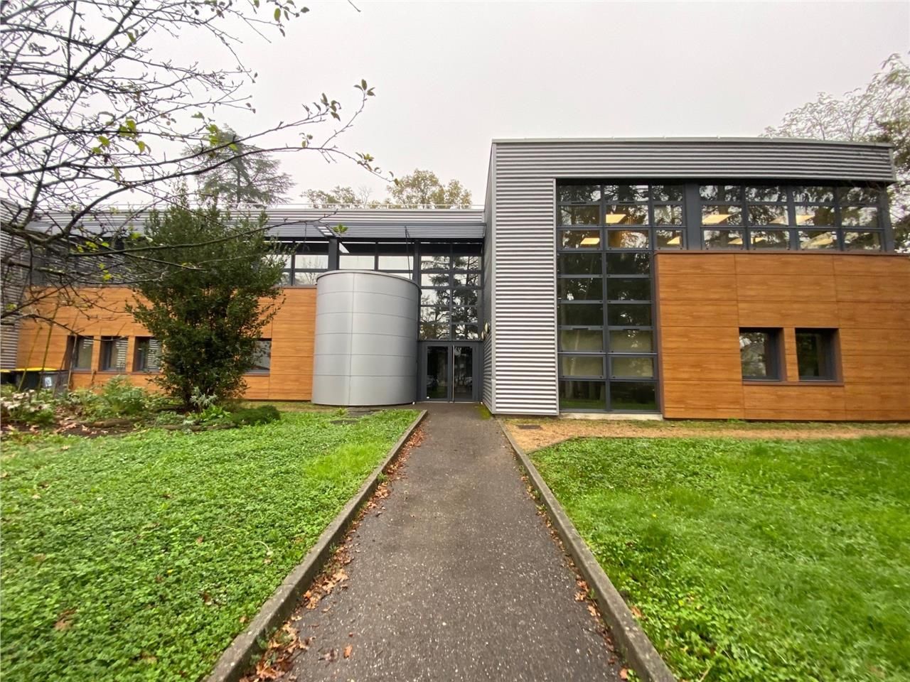 Situés à Ecully, vers l'ancien pôle de l'EM Lyon 