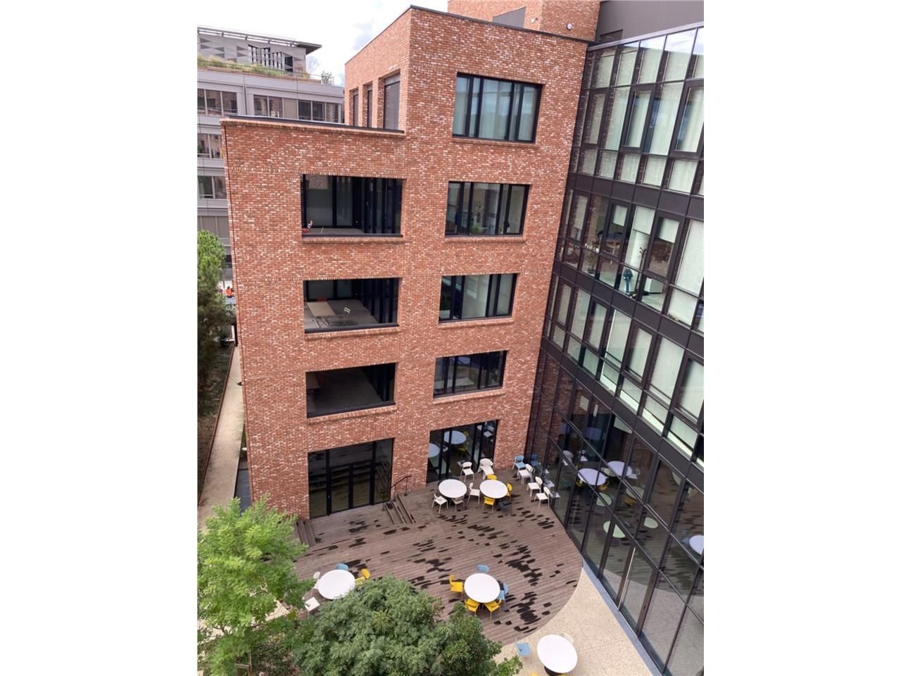 A moins de 10 minutes à pied de la gare de Vaise,