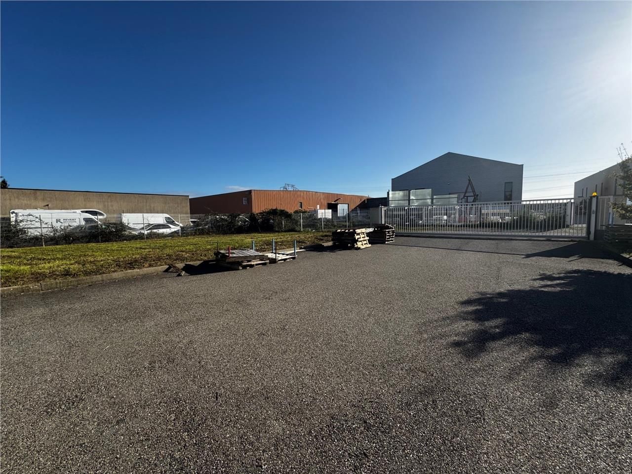 Dans la ZI de Meyzieu, proche des accès autorouti