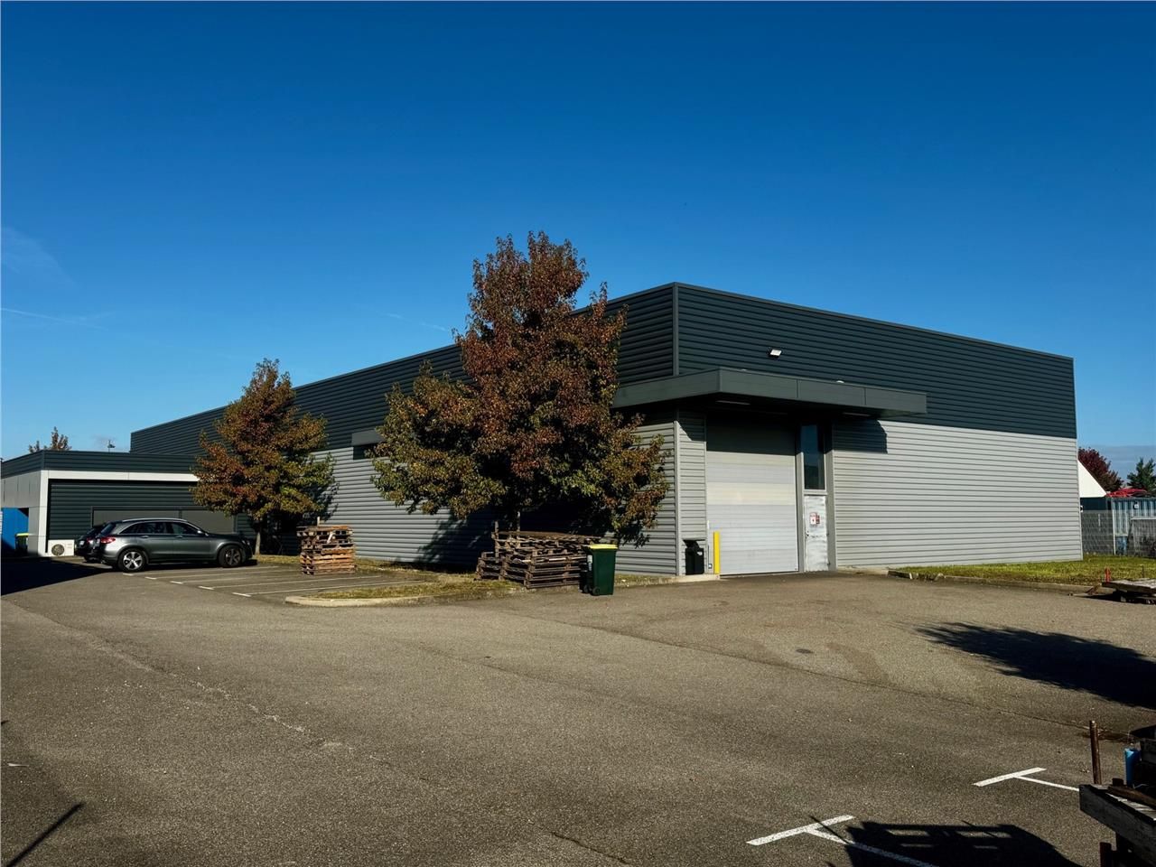 Dans la ZI de Meyzieu, proche des accès autorouti