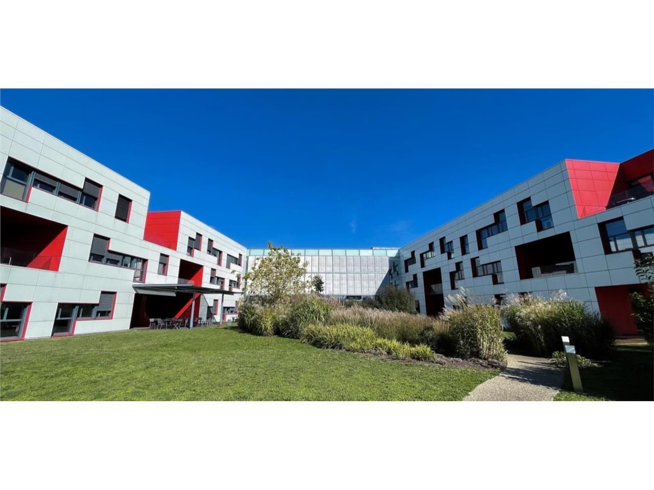 Dans un cadre verdoyant de qualité, surfaces de b