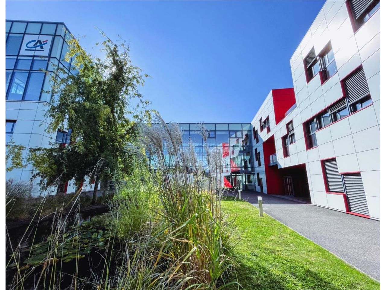 Dans un cadre verdoyant de qualité, surfaces de b