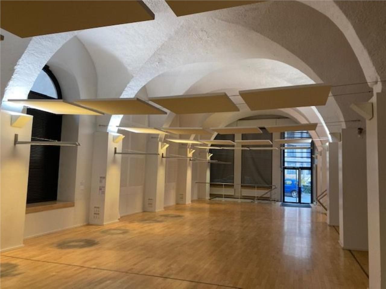 A proximité des quais, un local atypique en bon é