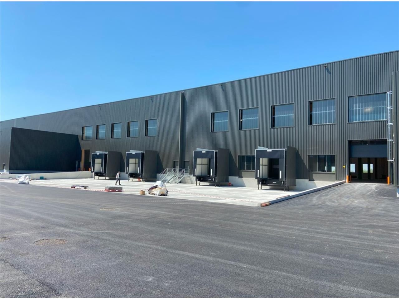 Au Nord-Est de Lyon, en façade de l'autoroute A46