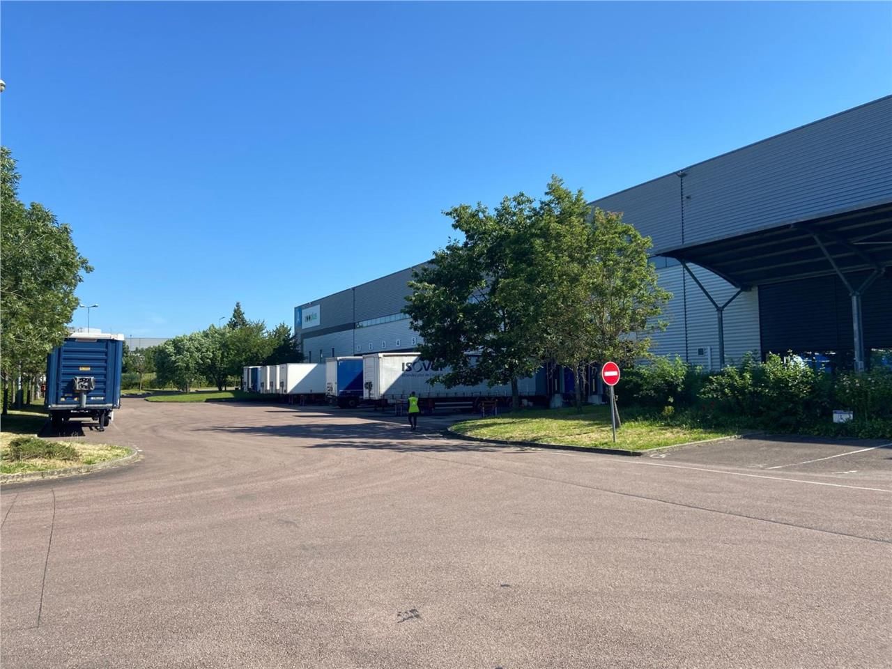 CBRE vous propose à louer, un entrepôt (bâtiment 