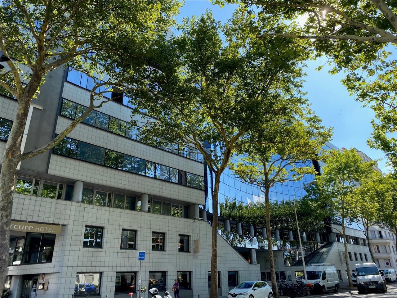 Dans un immeuble de seconde main avec un patio ce