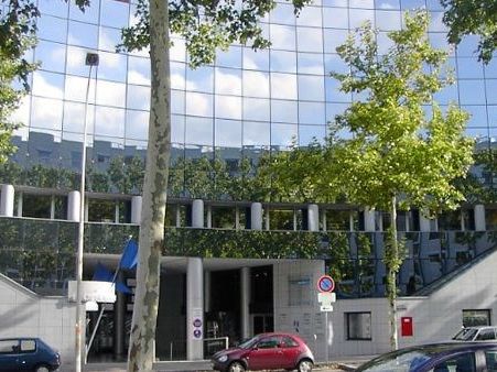 Dans un immeuble de seconde main avec un patio ce