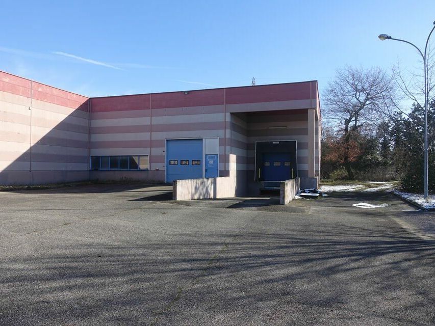 Idéalement situé dans la zone du Parc Industriel 