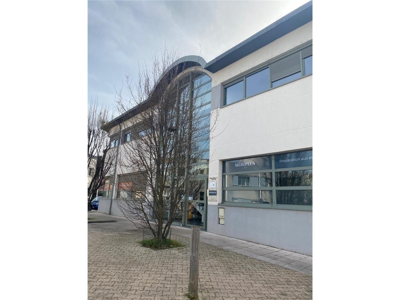 A louer, au 1er étage 2 surfaces de bureaux pouva