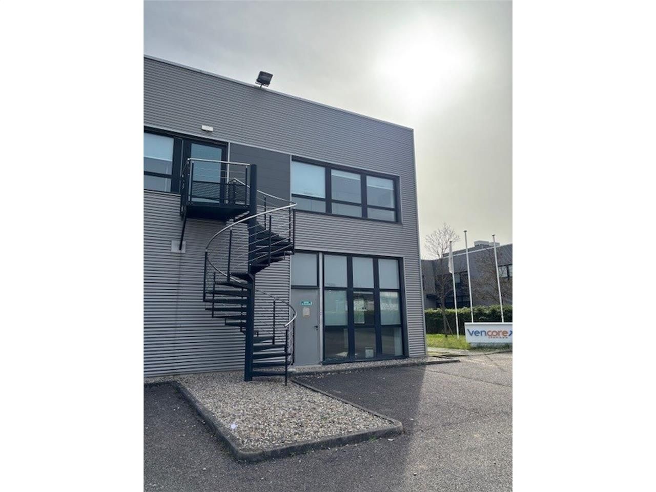 Immeuble indépendant en R+1 de 1 119 m² proposé à