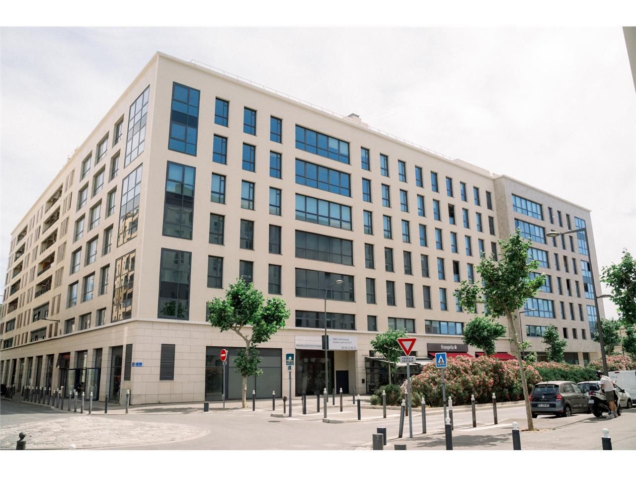 BUREAUX A VENDRE A MARSEILLE 13010 :  Immeuble de