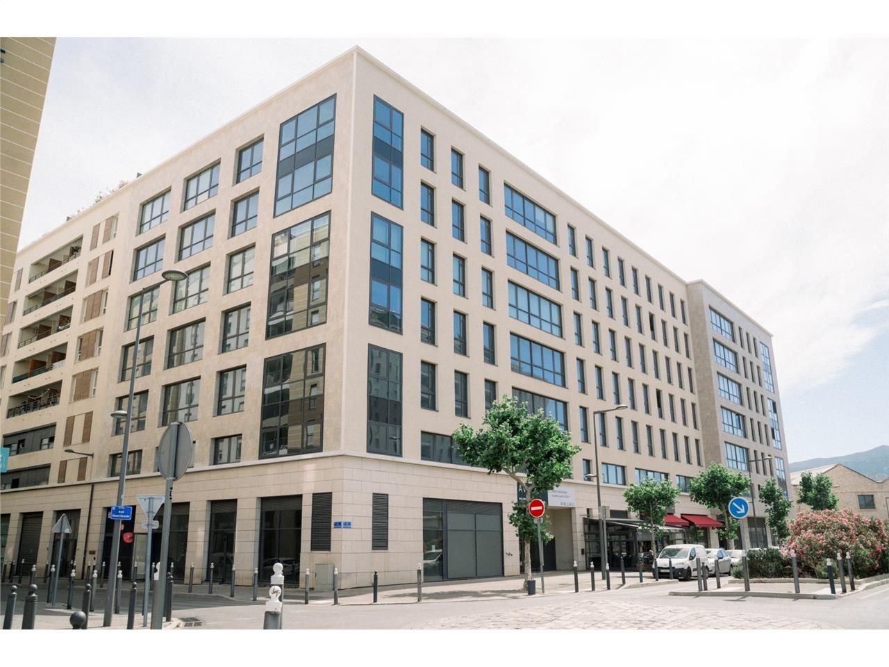 BUREAUX A VENDRE A MARSEILLE 13010 :  Immeuble de