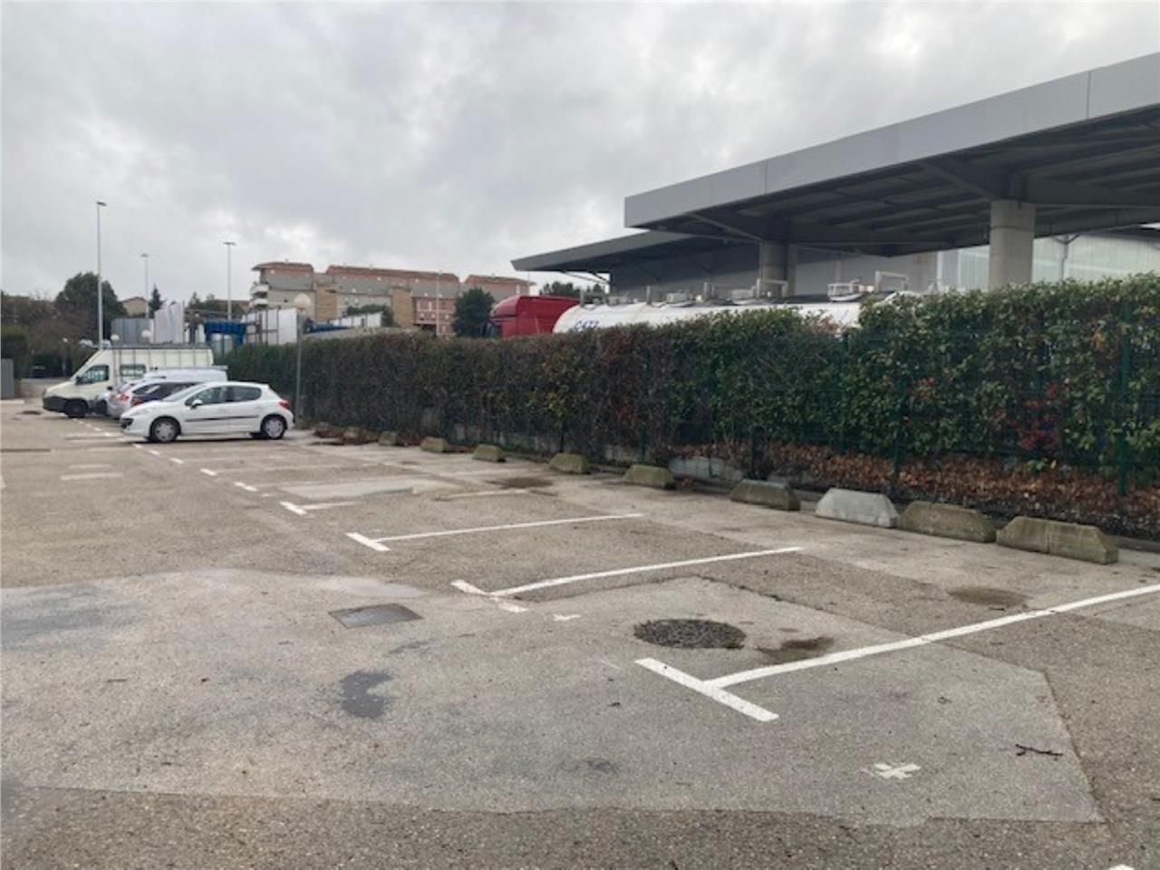 Situé dans un ensemble industriel proche de l'A50