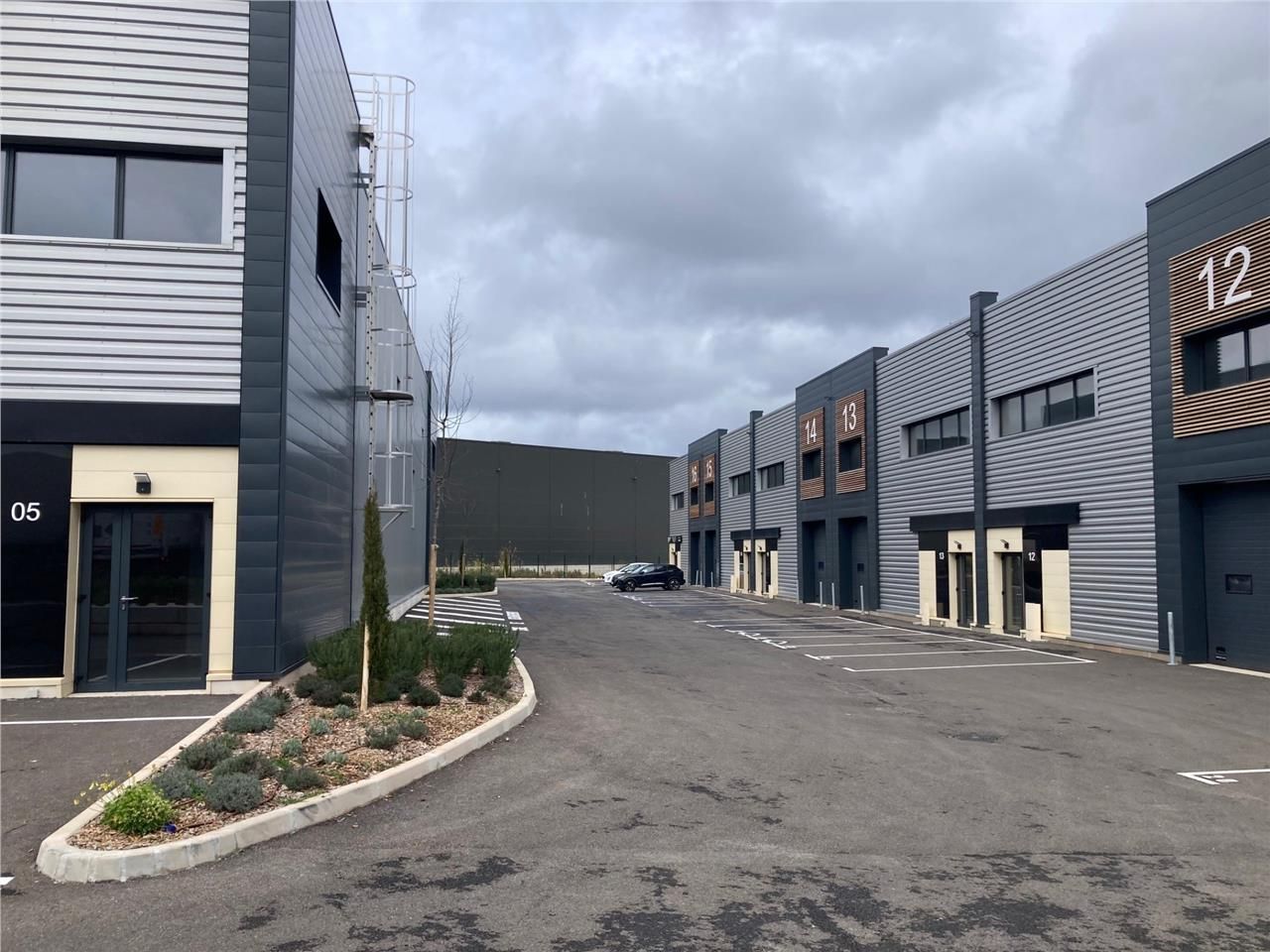 Dans un Parc d'activité proposant de très belles 