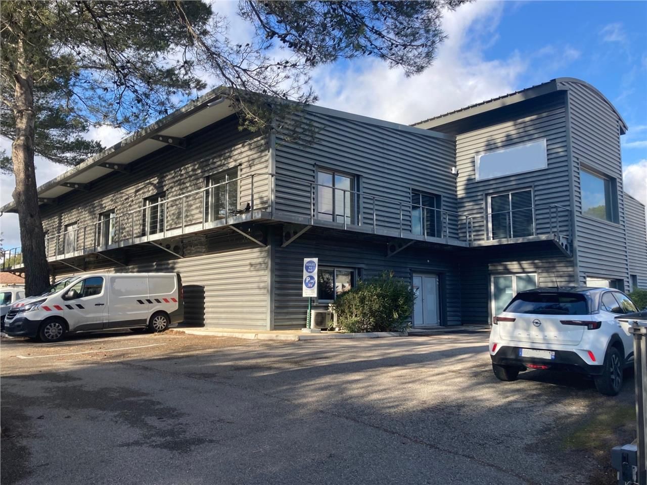 Au coeur du Parc d'activité de Signes - proche Ci