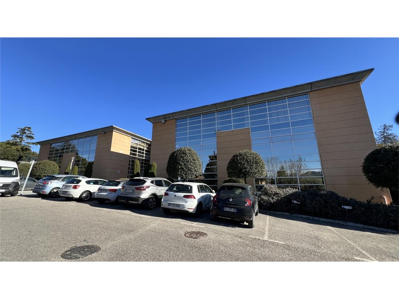 Au sein d'un site calme, clôturé et arboré, compo