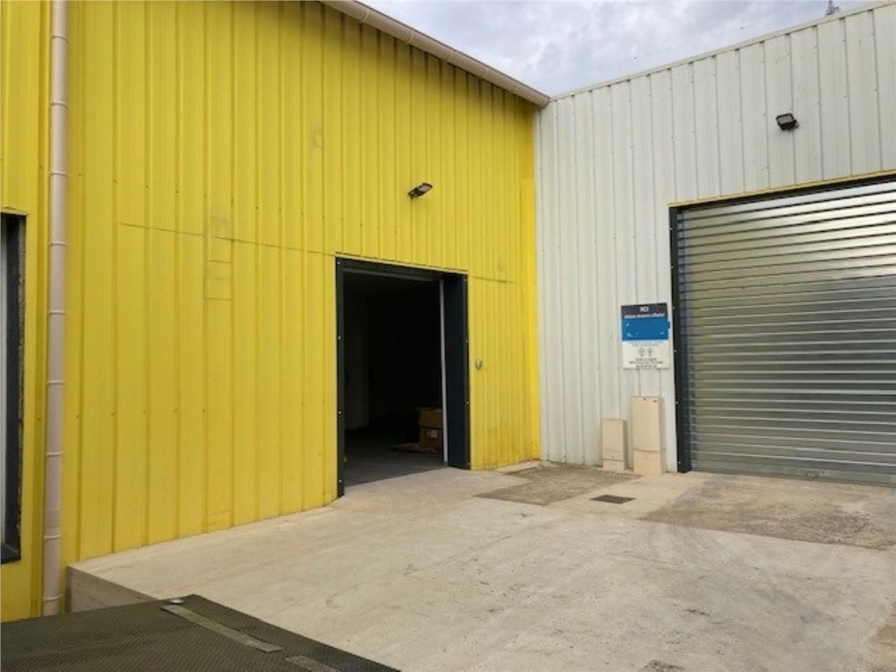 Situé dans un ensemble immobilier en bordure d'un