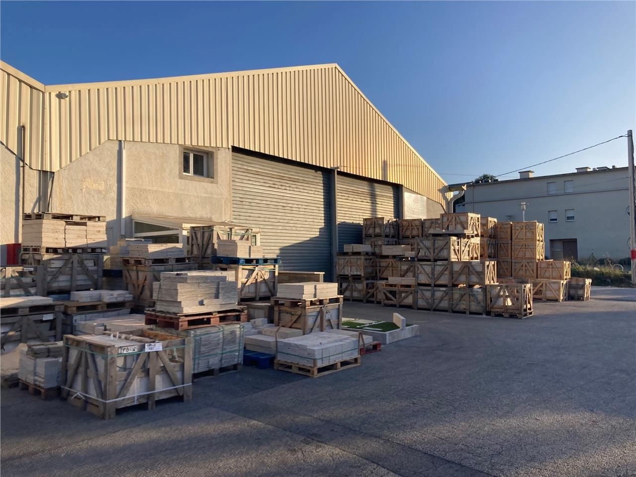 Situé dans un ensemble industriel multilocataires