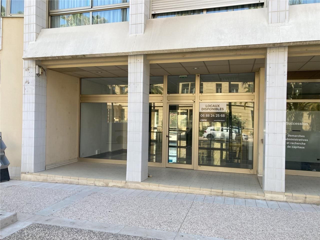 Au rez-de-chaussée d'un immeuble en copropriété s