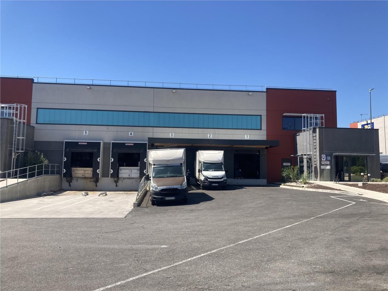 Situé à proximité immédiate de l'autoroute A8, en