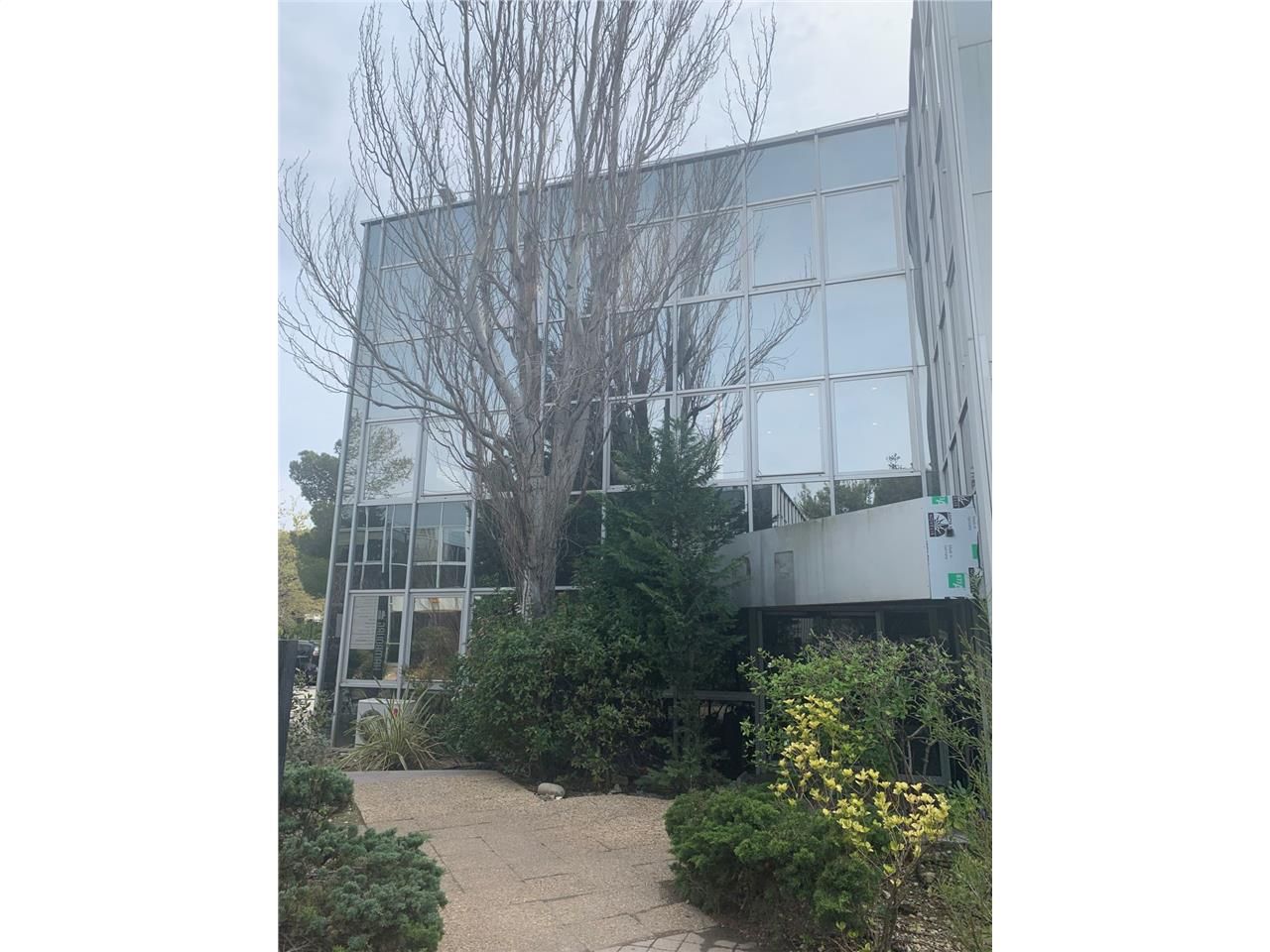 CBRE CONSEIL & TRANSACTION vous propose 212 m² de