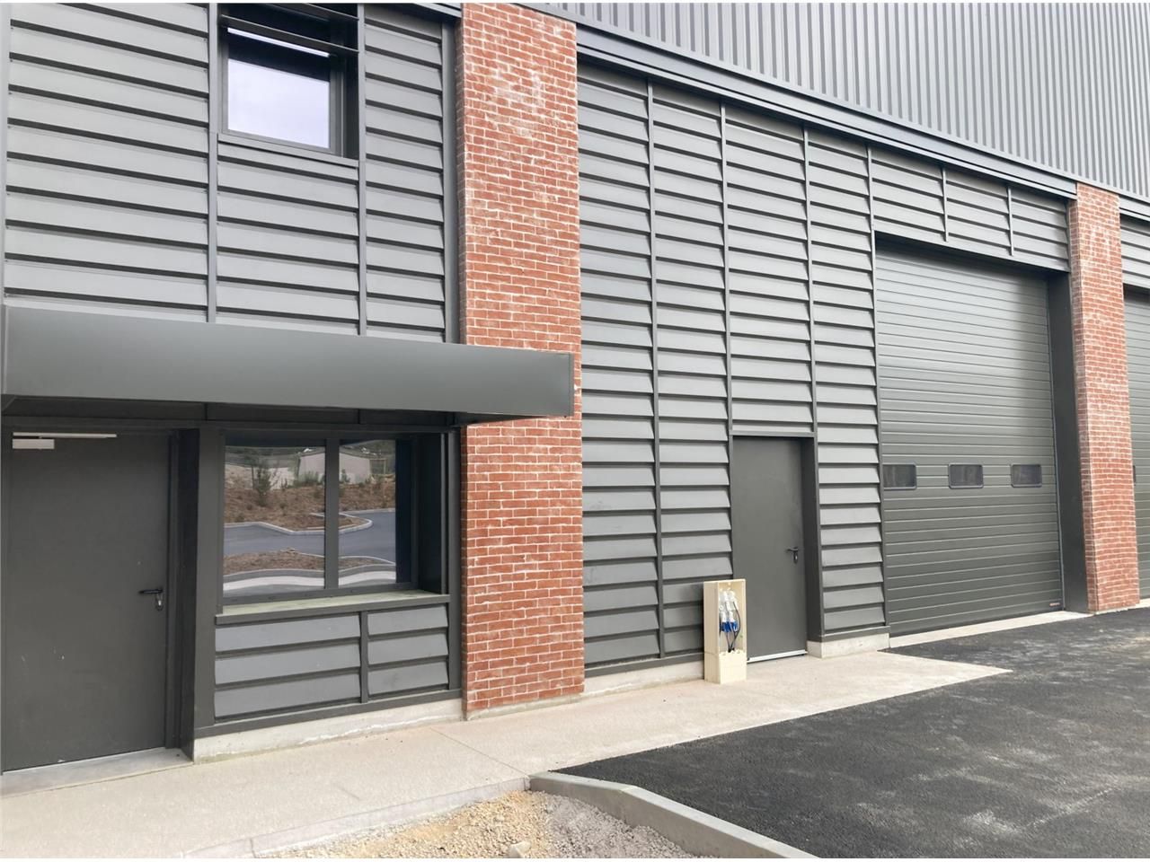 Situé dans le Bâtiment F au coeur de la zone d'ac