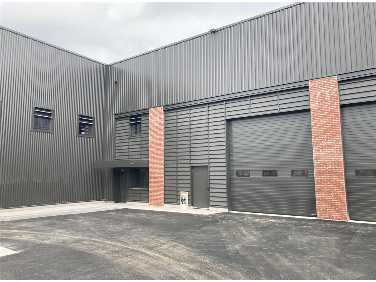 Situé dans le Bâtiment F au coeur de la zone d'ac