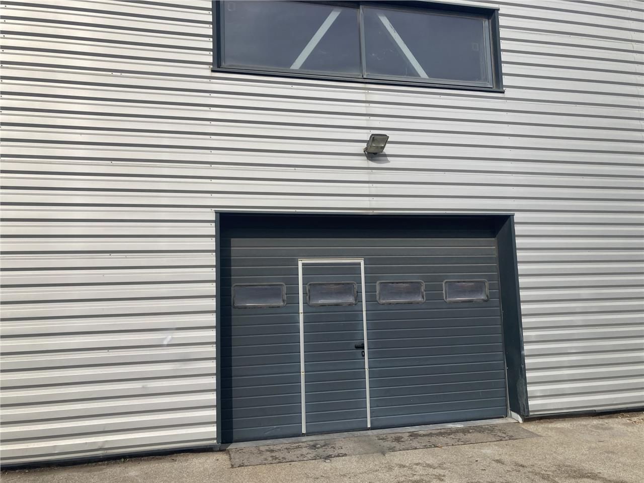 Situé dans un ensemble industriel multilocataires