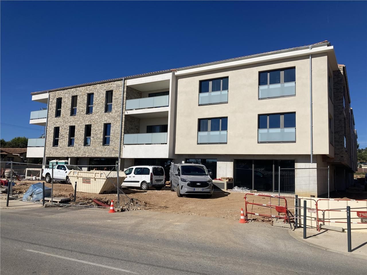 Immeuble de bureaux neufs à louer, divisibilité à