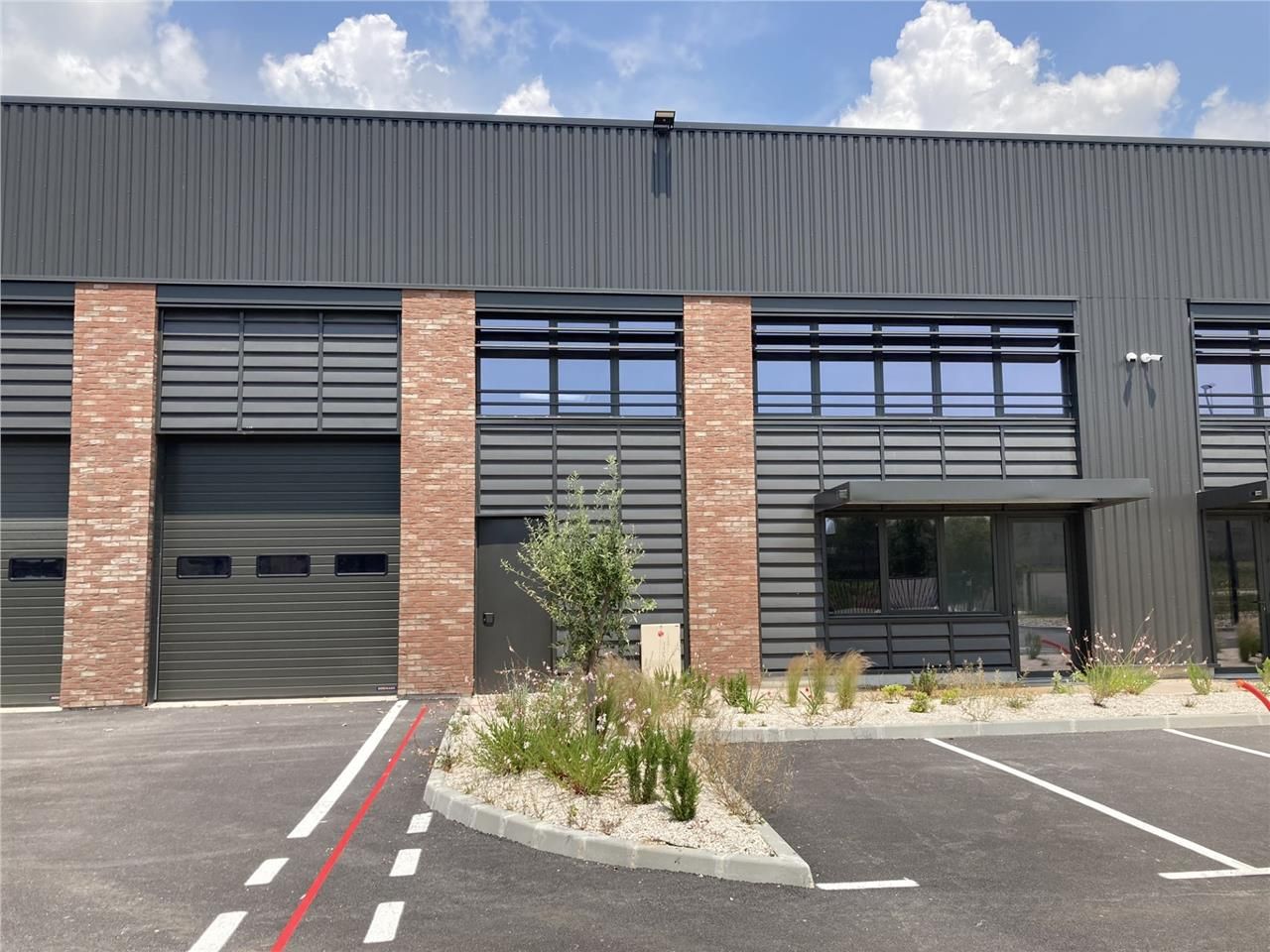 Situé dans la Zone d'activités de Signes - Circui